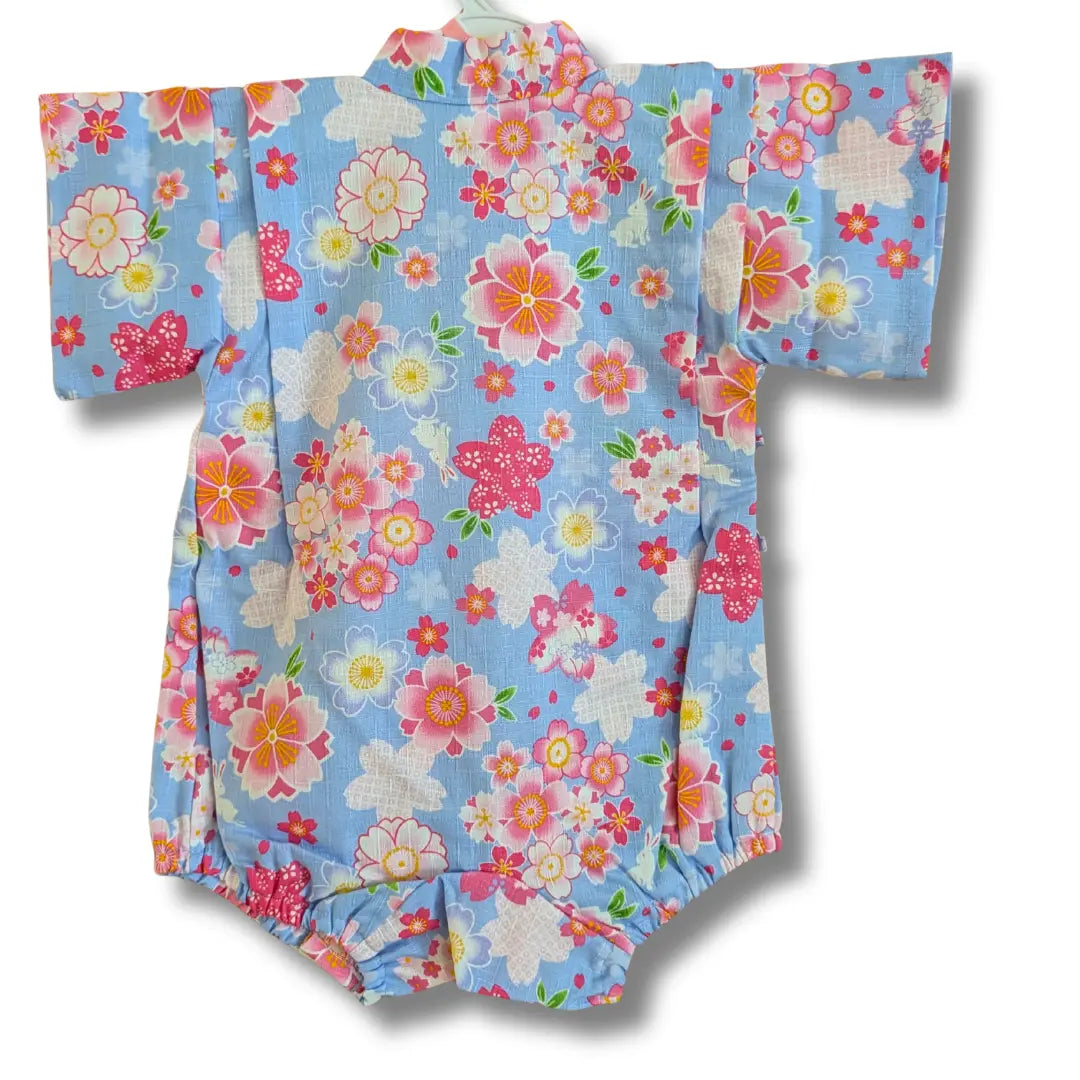 Rückansicht des hellblauen japanischen Baby Kimono Bodys mit rosa und weißen Sakura Kirschblüten, kleinen Häschen und kurzen Ärmeln.