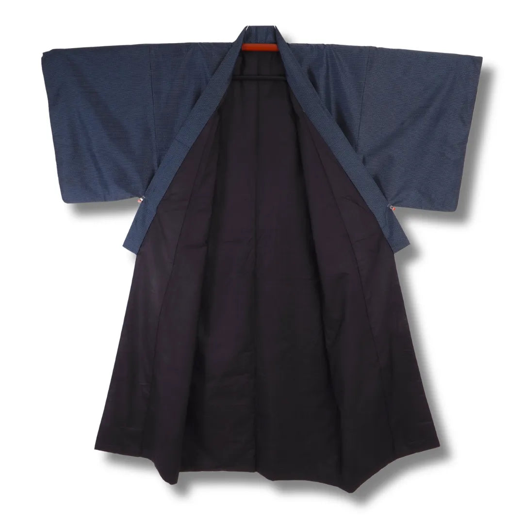 Blauer Vintage Herren-Kimono geöffnet mit Blick auf das dunkle Innenfutter