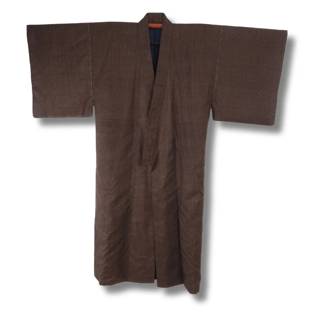 Brauner Herren-Kimono aus Japan mit feinem Webmuster, Frontansicht