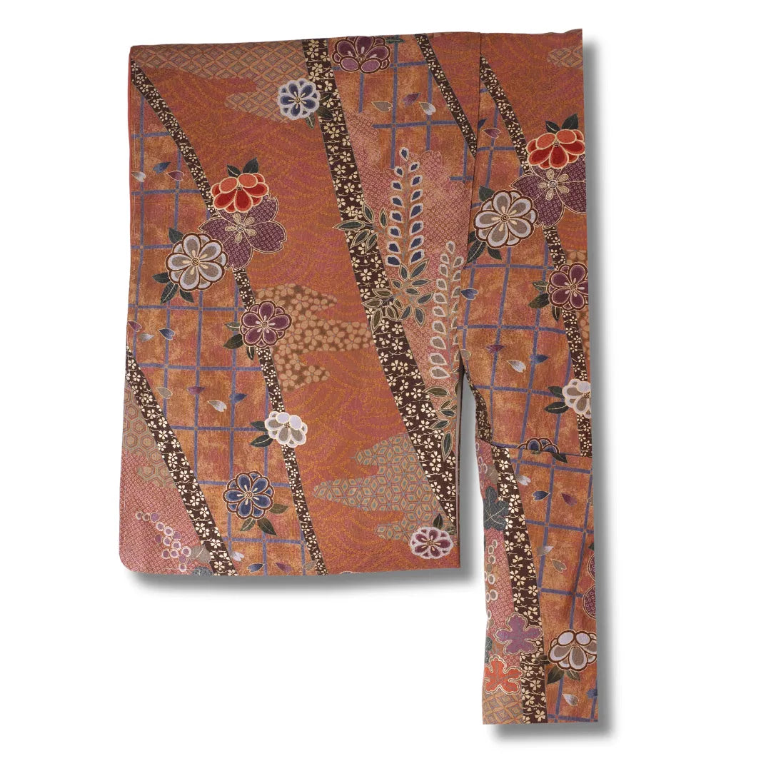 Brauner Vintage Komon-Kimono Ärmelansicht, Blütenmuster und dunkle Streifenbänder sichtbar