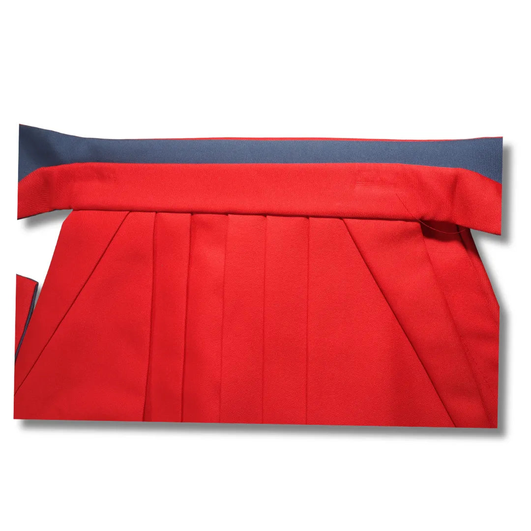 Bundpartie des roten Hakama mit marineblauem Bund und Plisseefalten