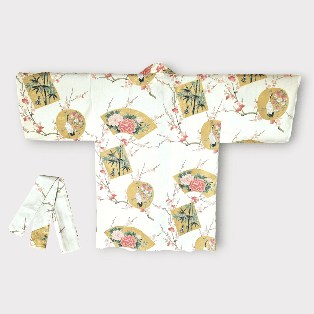 Cremefarbenes Damen Haori mit Kranich-Fächer, Ume-Blüten und Bambus, flach ausgebreitet mit Bindeband #farbe_Weiß