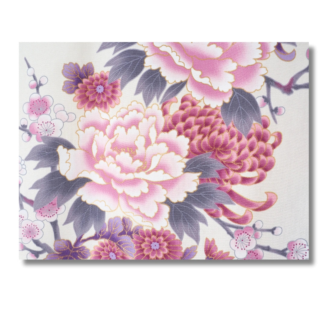 Kurzer Damen Yukata – Weiß mit lila Blüten