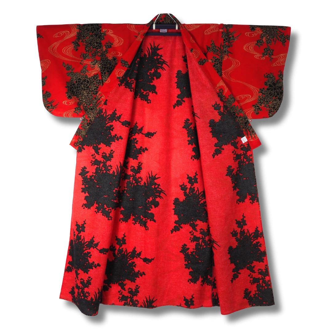 Damen Yukata rot mit schwarzen Blumen