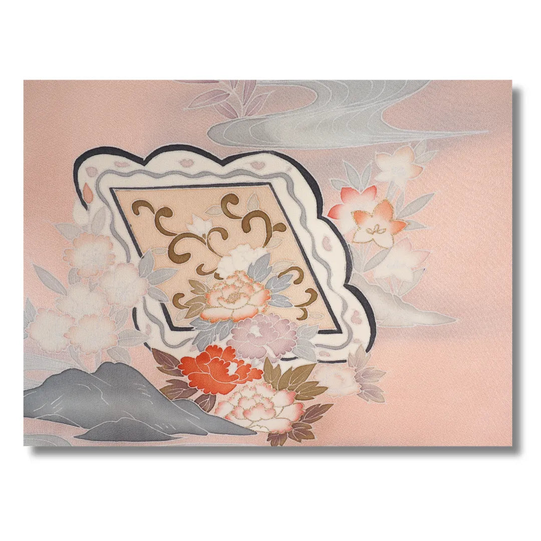 Detail des Blütenmotivs mit goldenen Konturen auf dem rosafarbenen Kimono