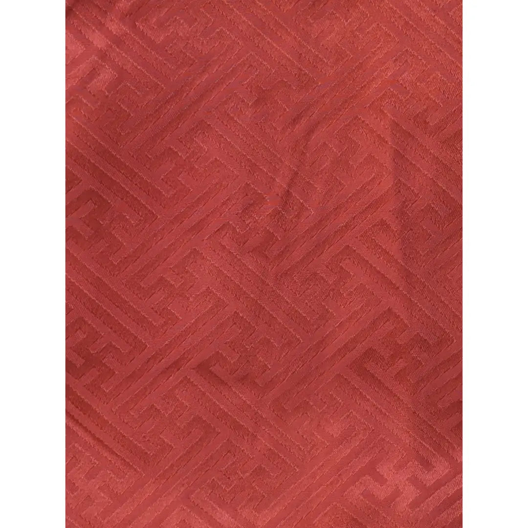 Detailaufnahme des traditionellen geometrischen Sayagata Musters auf dem rostroten Vintage Haneri