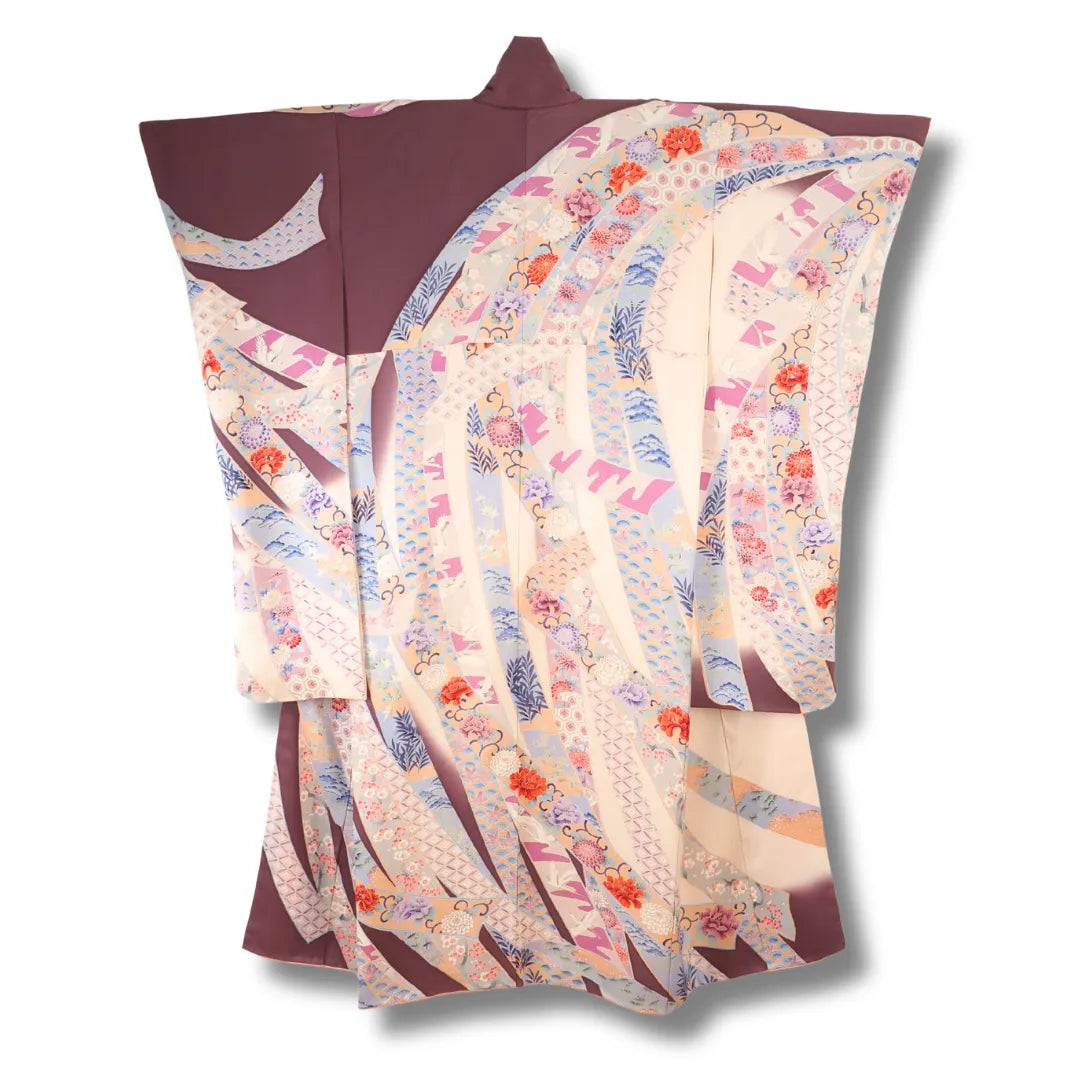 Detailansicht der Rückseite mit Blütenfeldern und Aubergine-Lila-Streifen auf Furisode
