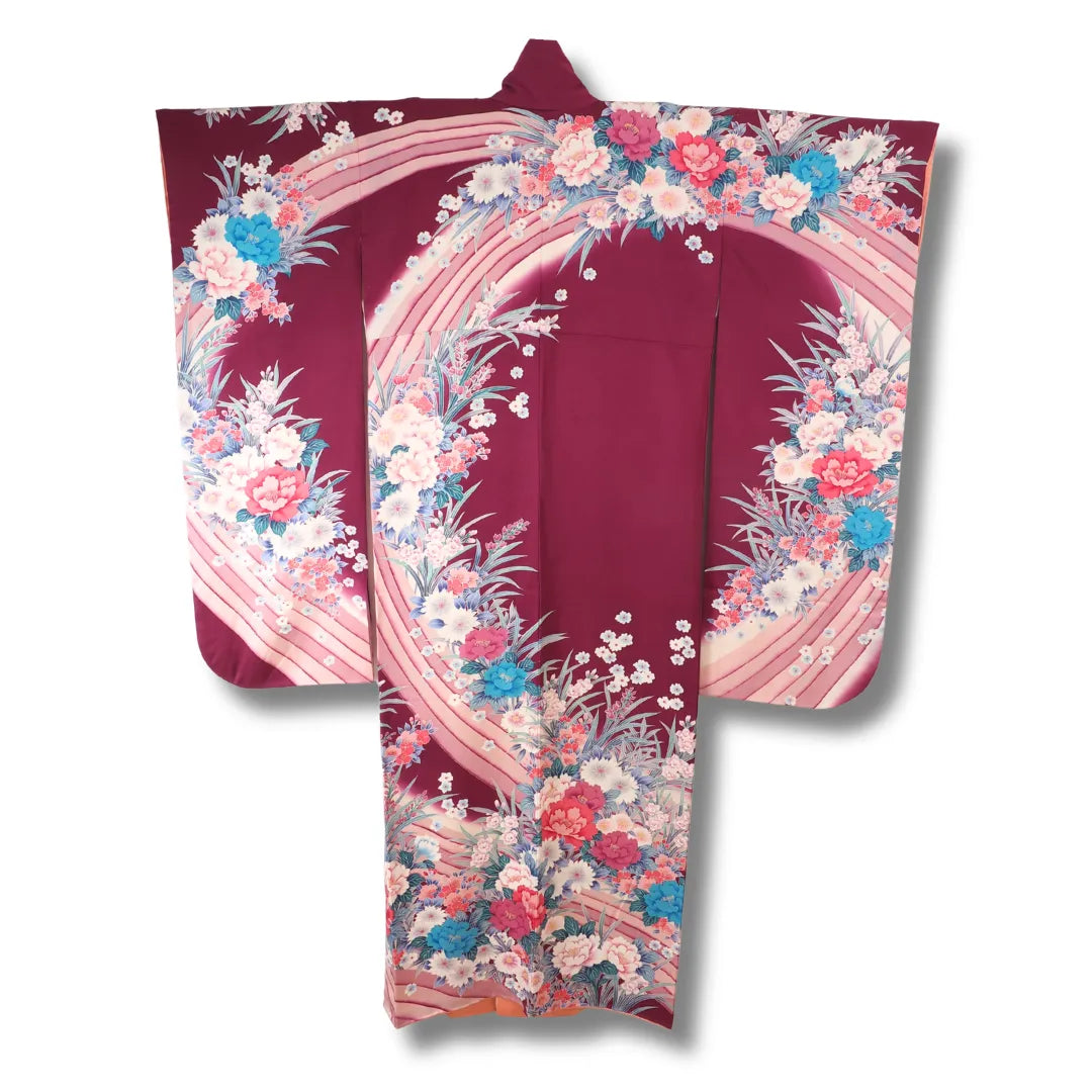 Detailansicht der Rückseite mit geschwungenem Bogenmuster und Pfingstrosen auf weinrotem Furisode