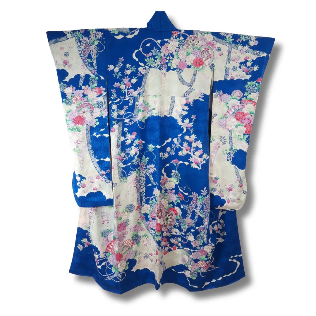 Detailansicht der oberen Rückseite mit Wolkenformen und Blütenzweigen auf blauem Furisode