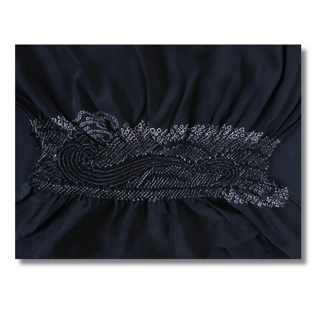 Detailansicht des Shibori-Bereichs am dunkelblauen Heko Obi