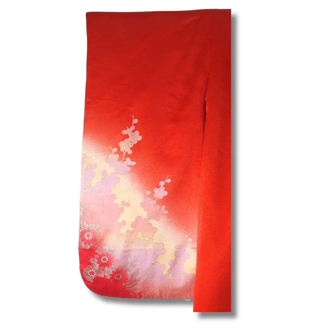 Detailansicht des roten Vintage Furisode mit Farbverlauf und floralen Mustern
