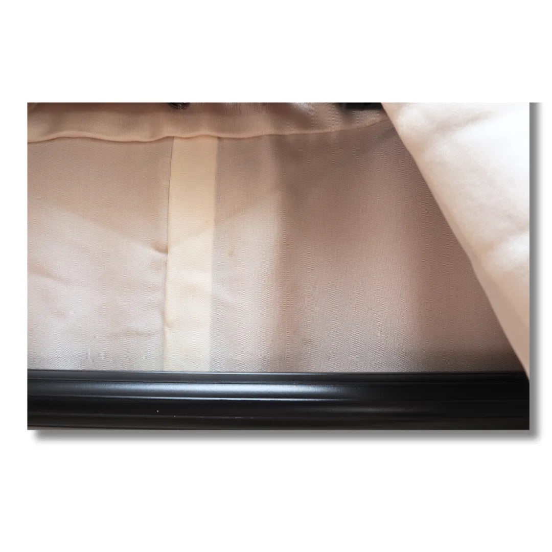 Detailaufnahme der Innenseite des Kimono mit kleinen Flecken