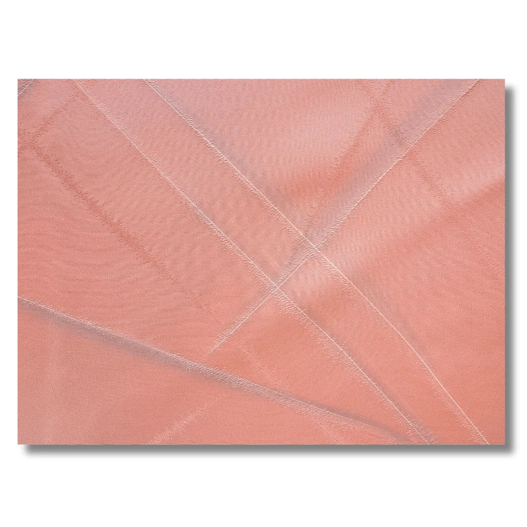 Detailaufnahme der grauen Streifen auf dem rosa Kimono-Stoff