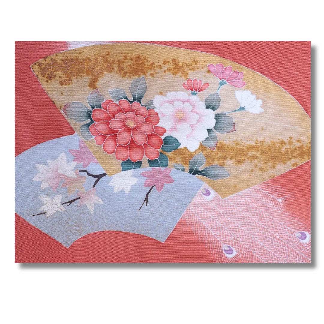 Detailaufnahme des Fächermotivs mit Blüten in Rosa, Weiß und Blau auf goldenem Grund