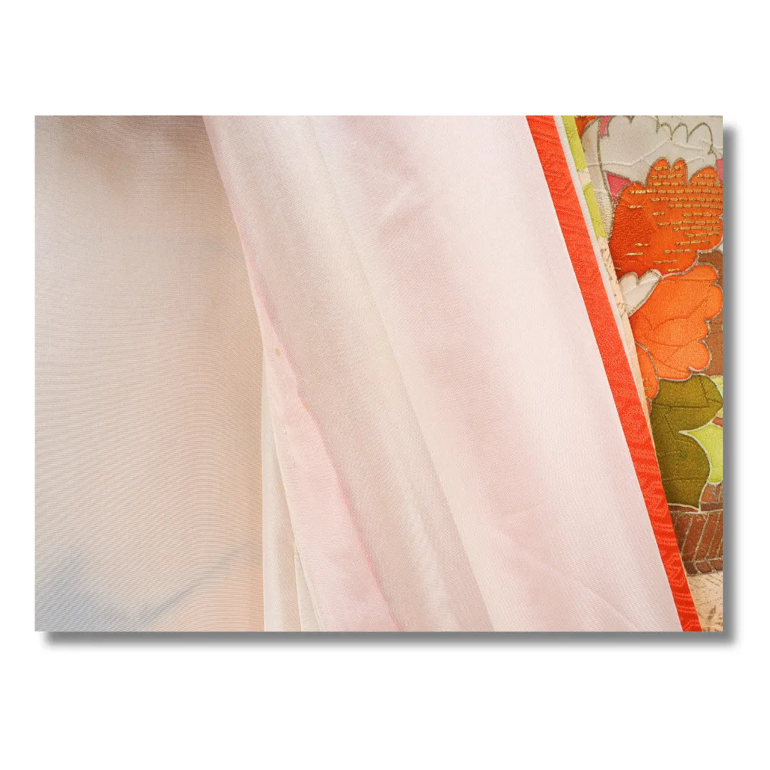 Detailaufnahme des Furisode-Kragens, kleiner Fleck auf der Vorderseite links sichtbar