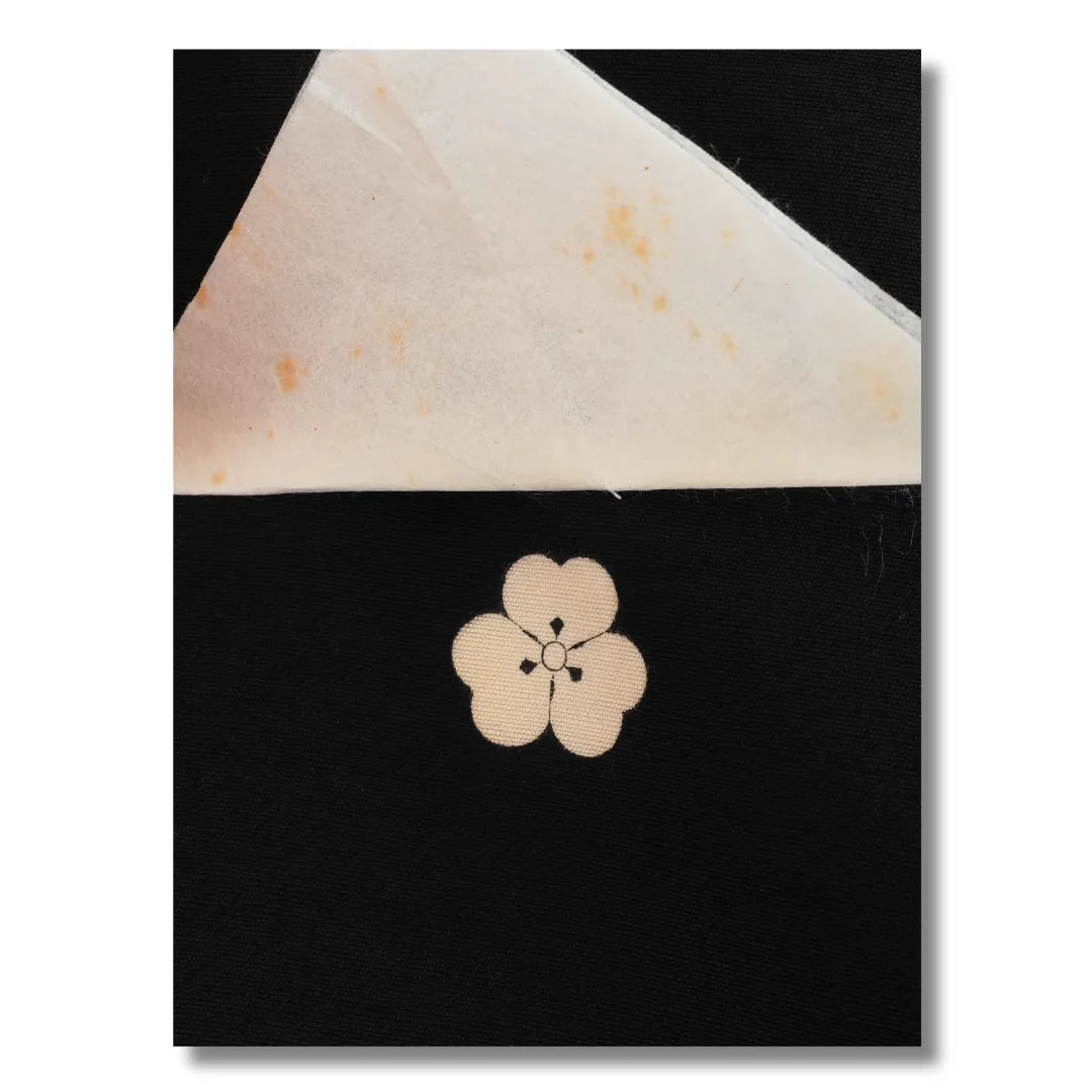 Detailaufnahme des Kamon mit noch aufgelegtem Schutzpapier