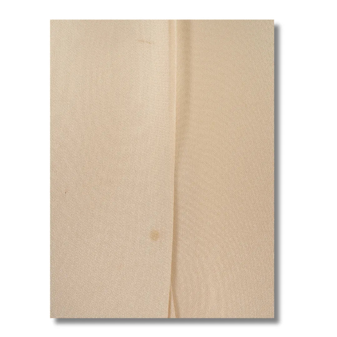 Detailaufnahme des Kimonostoffs mit Naht und kleiner Verfärbung