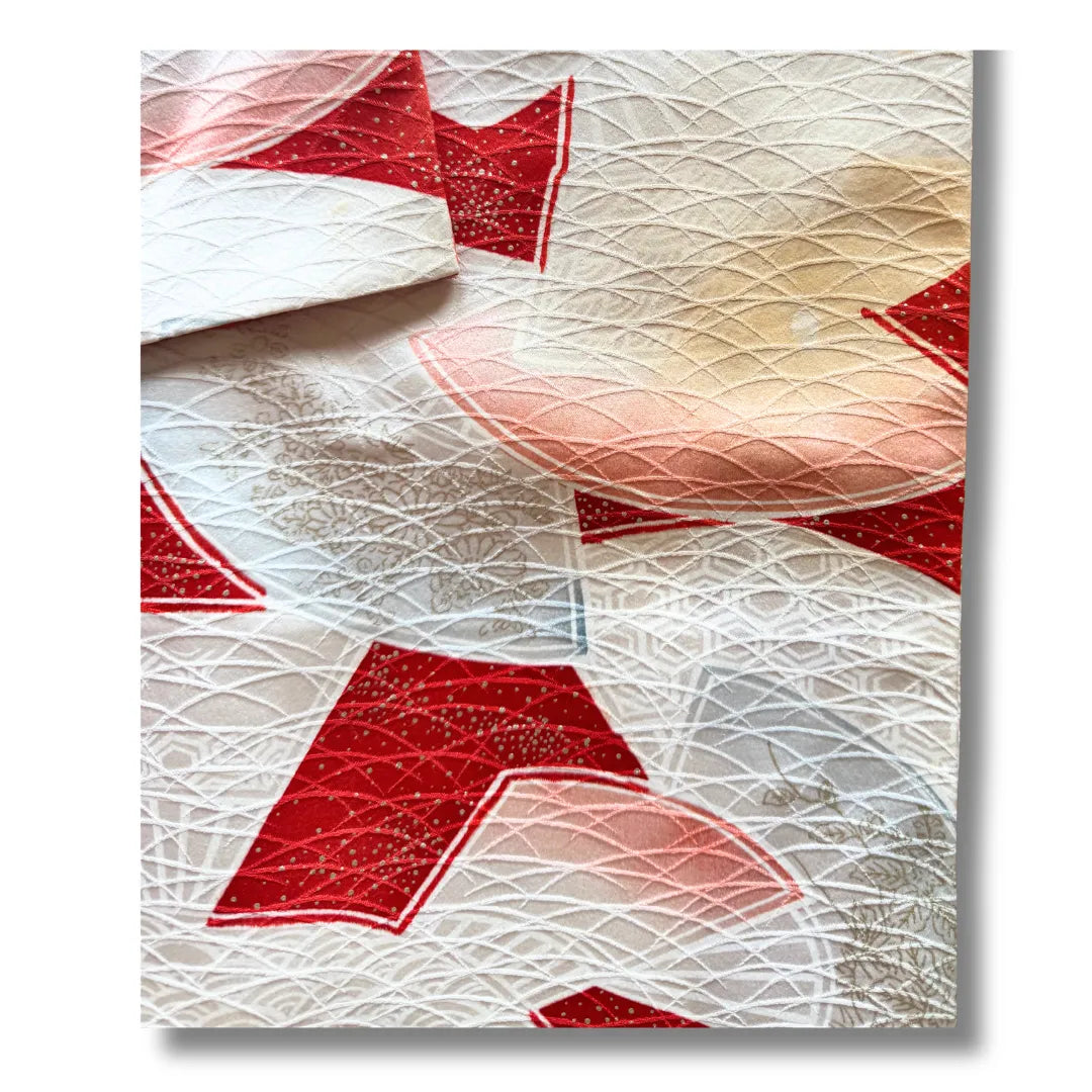Detailaufnahme des Komon-Kimono mit sichtbaren Gebrauchsspuren auf dem Stoff