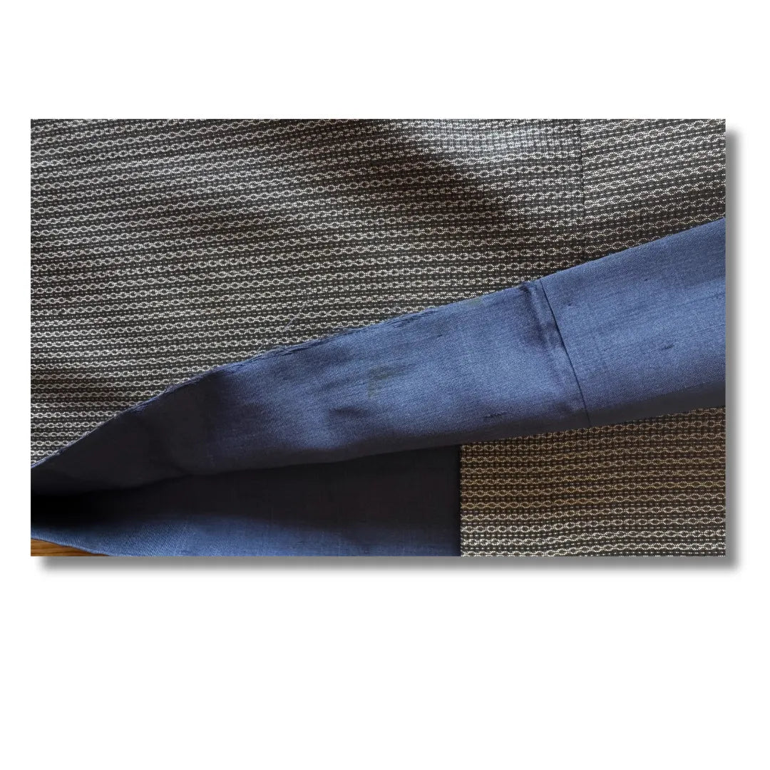 Detailaufnahme des blauen Innenfutters am braunen Herren-Kimono