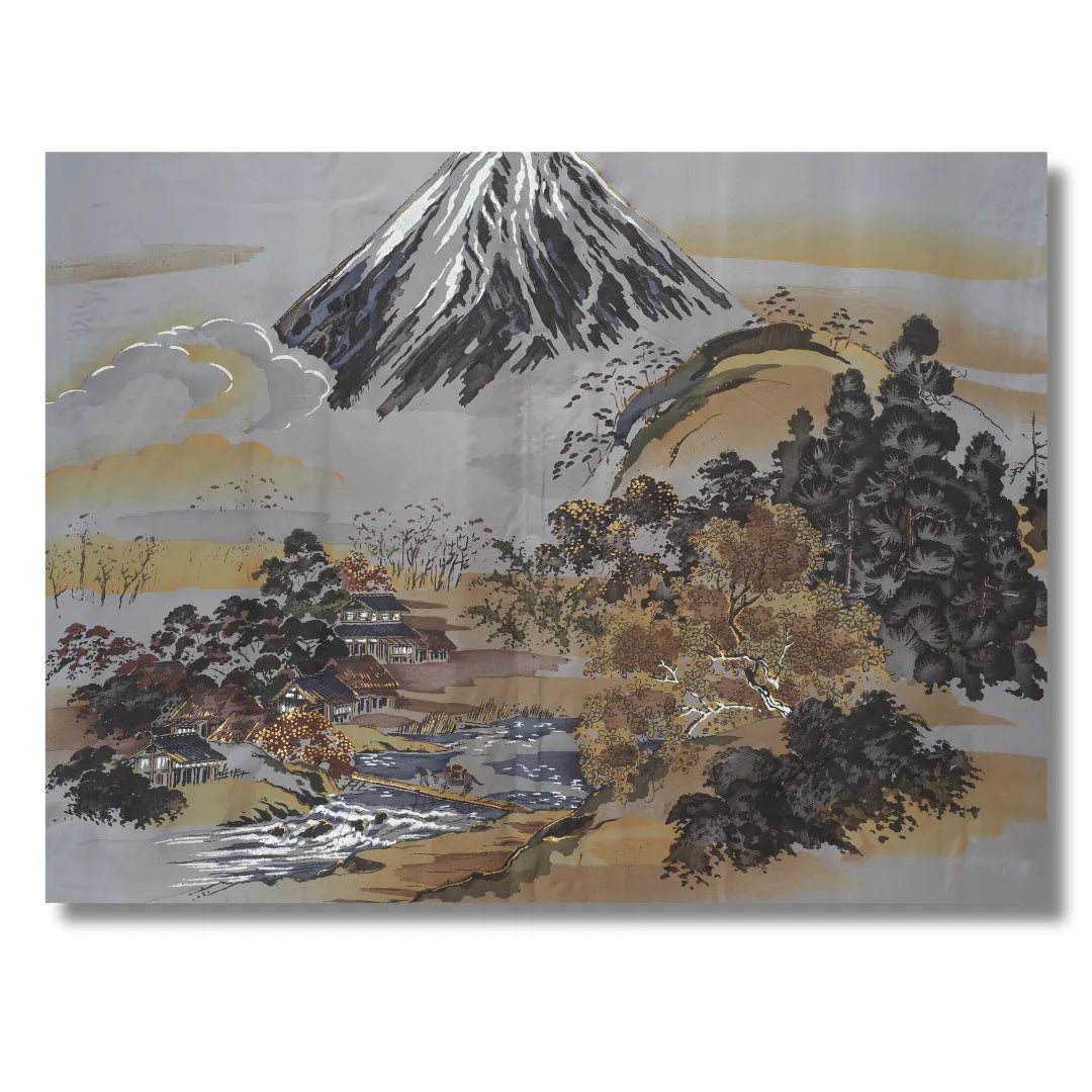 Detailaufnahme des handgemalten Berg-Fuji-Motivs mit Kiefern und Hügeln im Haori-Futter