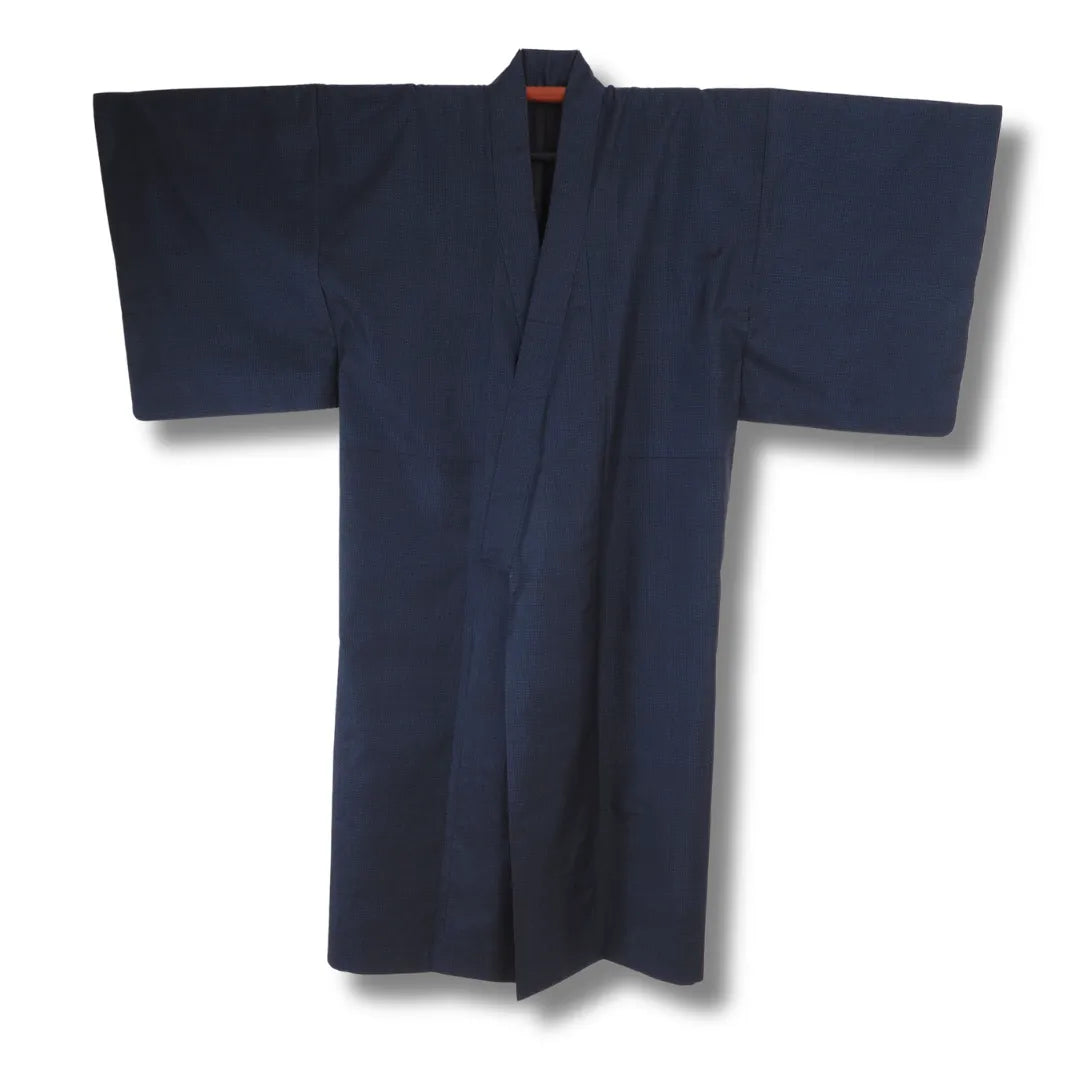 Dunkelblauer Vintage Herren-Kimono aus Japan mit petrolfarbenem Kreuzmuster, Frontansicht