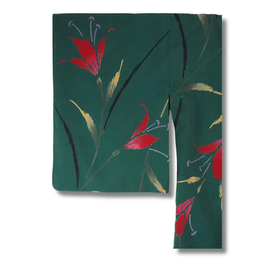 Dunkelgrüner Vintage Yukata Ärmelansicht, rote Lilien und goldgelbe Blätter sichtbar