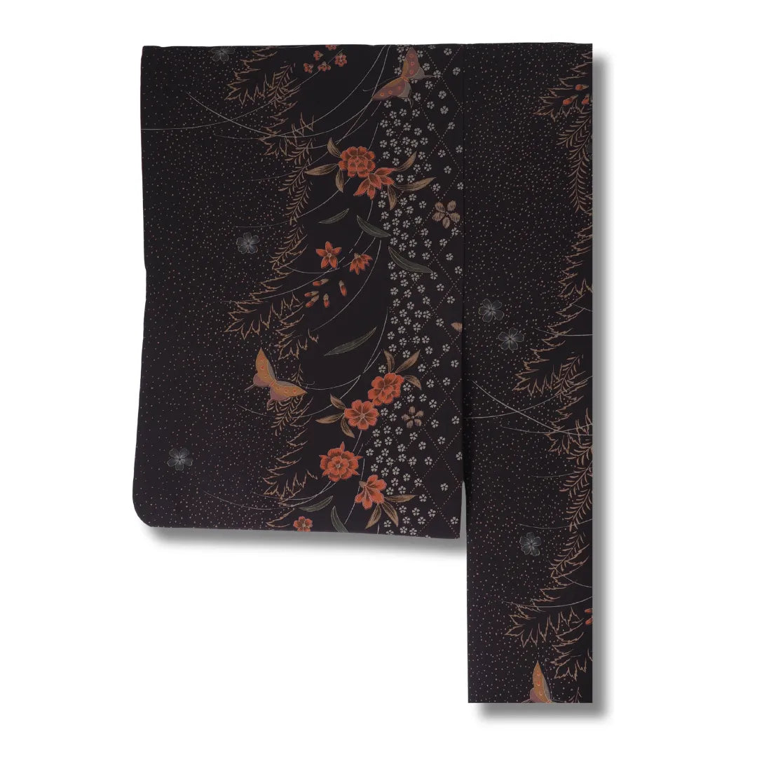 Dunkellila Vintage Komon-Kimono gefaltet, rostfarbene Blütenranken auf dunklem Grund sichtbar
