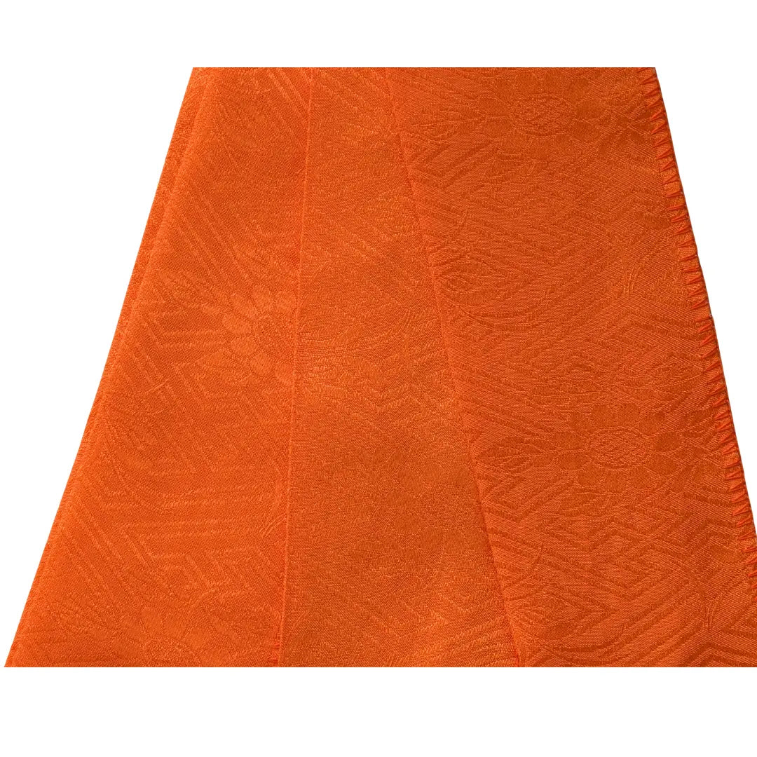 Detail des Ton in Ton eingewebten Musters auf dem orangefarbenen Vintage Kasane Eri