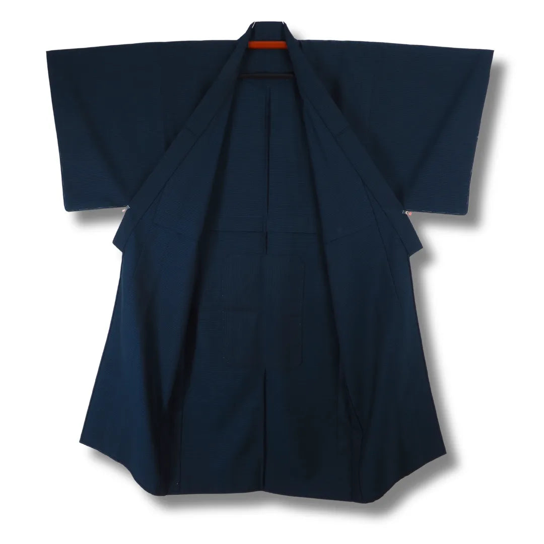 Frontansicht des dunkelblauen Herren-Kimono weit geöffnet