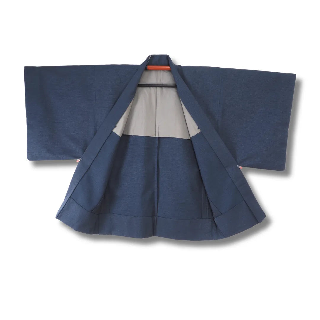 Geöffneter Herren-Haori mit Blick auf das helle Innenfutter