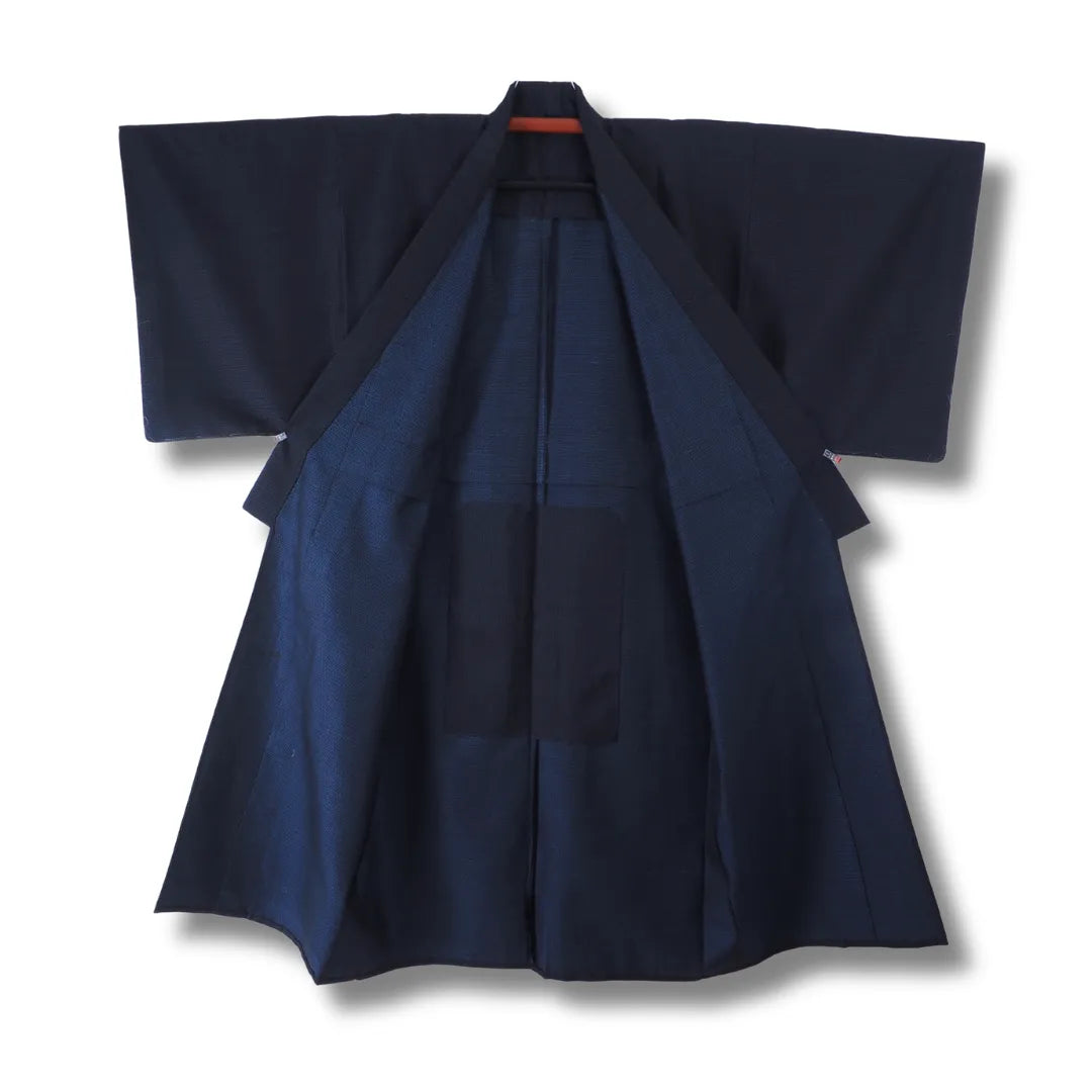 Geöffneter Herren-Kimono mit Blick auf das blaue Innenfutter