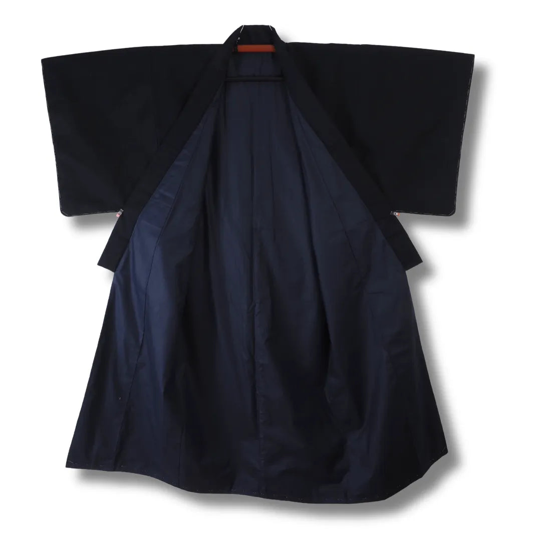 Geöffneter Herren-Kimono mit Blick auf das dunkle Innenfutter