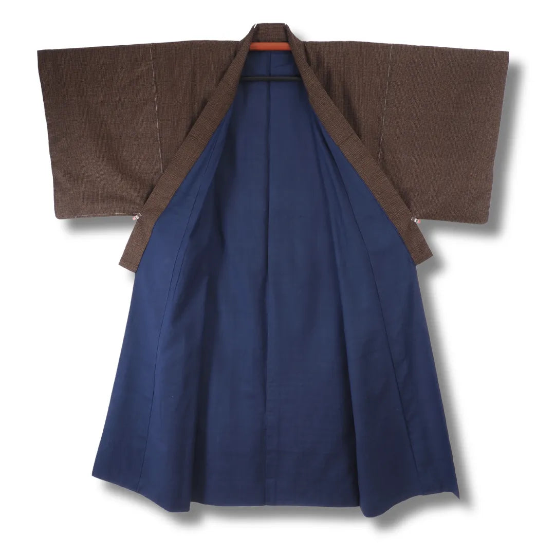 Geöffneter Herren-Kimono mit Blick auf das marineblaue Innenfutter