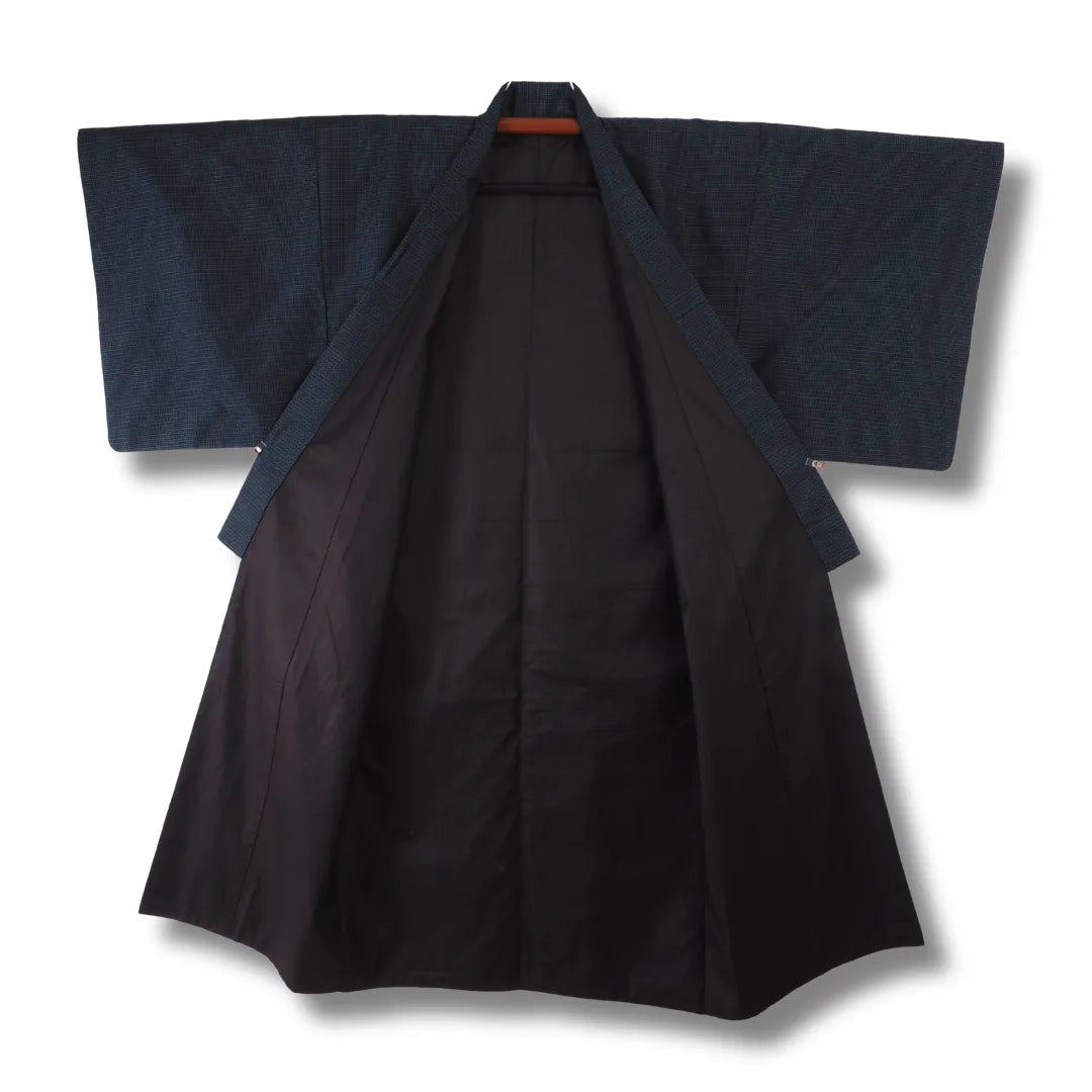 Geöffneter Herren-Kimono mit Blick auf das sehr dunkle Innenfutter