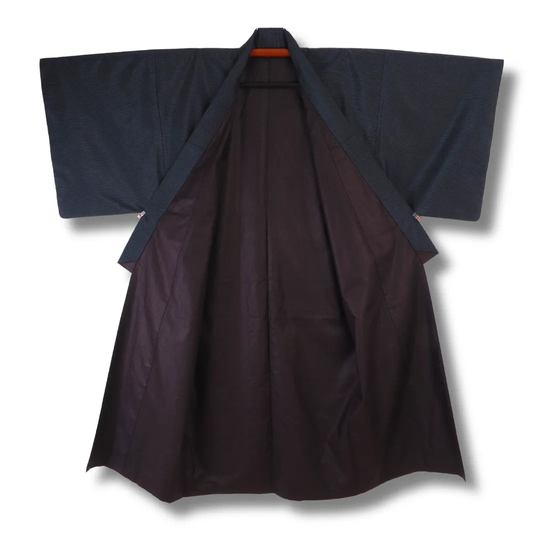 Geöffneter Herren-Kimono mit Blick auf das weinrote Innenfutter