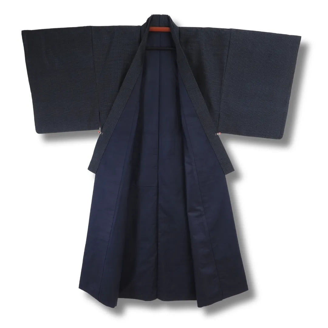 Geöffneter Herren-Kimono mit dunklem Innenfutter