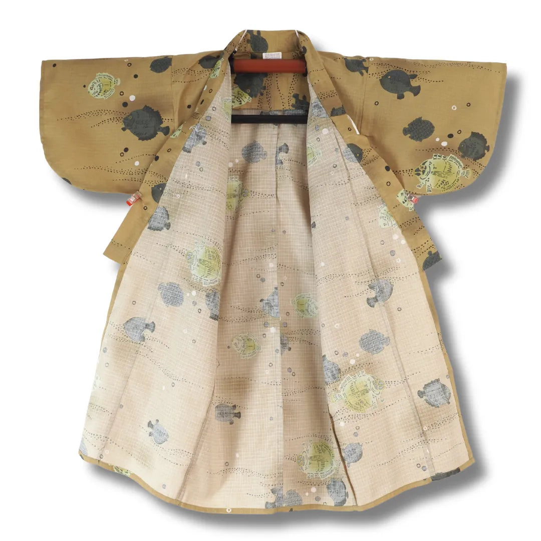 Geöffneter Kinder-Yukata in Khaki mit Blick auf die cremefarbene Innenseite