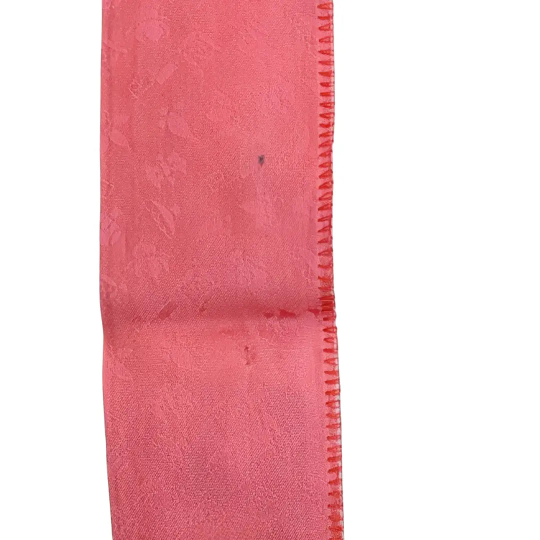 Detailaufnahme kleiner Flecken und Gebrauchsspuren auf dem rosafarbenen Vintage Kasane Eri