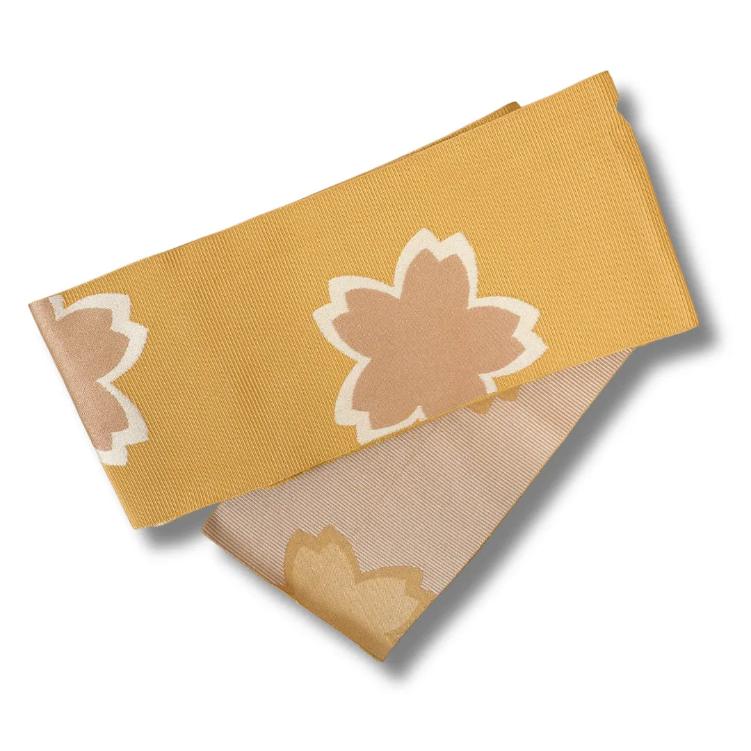 Gefalteter Hanhaba Obi in Senfgelb mit Sakura-Motiv und heller Rückseite