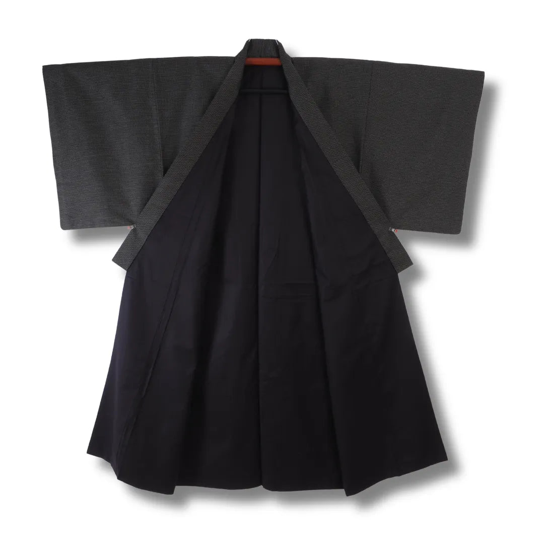 Vintage Herren-Kimono geöffnet mit Blick auf das dunkle Innenfutter