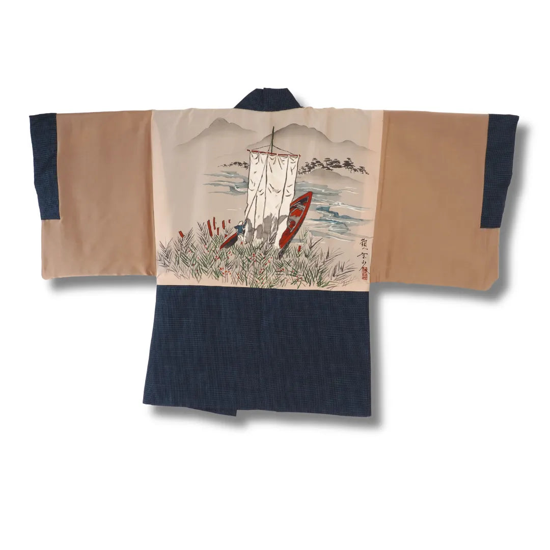 Haori-Innenfutter mit gemalter Landschaft und Segelboot auf sandfarbenem Grund