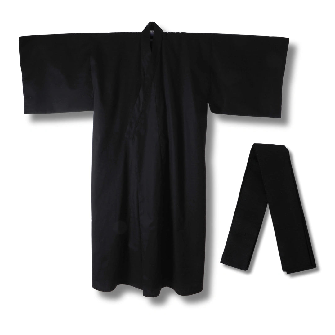Schwarzer japanischer Herren Kimono aus Shantung-Baumwolle mit passendem schwarzen Obi Gürtel im Lieferumfang.