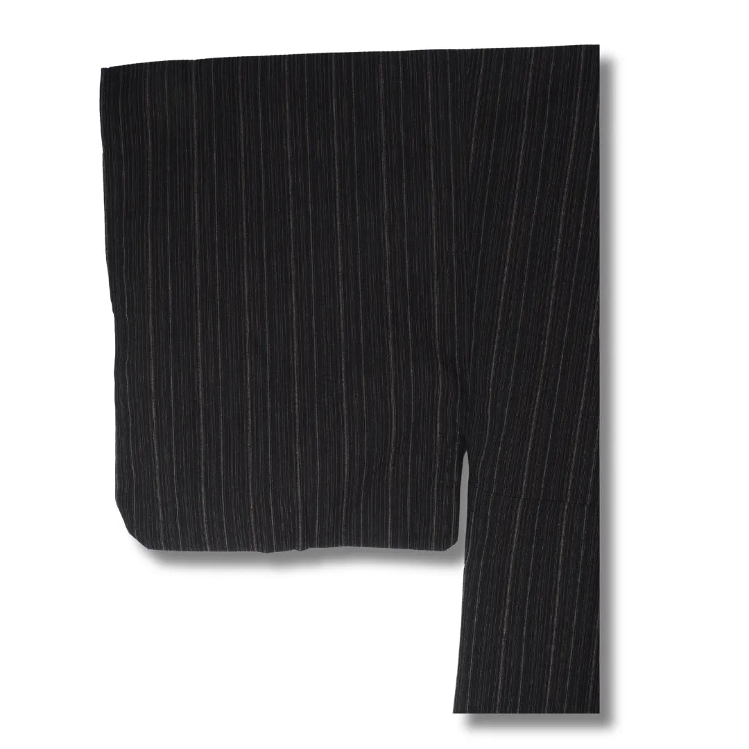 Ämrelansicht des schwarzen Herren Yukata