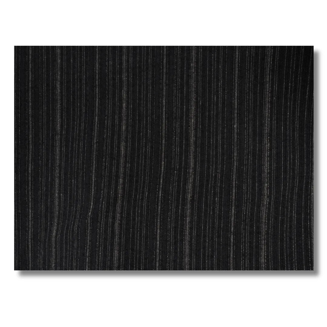 Detailaufnahme des schwarzen Stoffes mit feinen Streifen