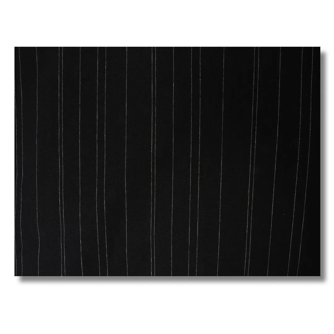 Detailaufnahme des schwarzen Stoffes mit weißen Streifen