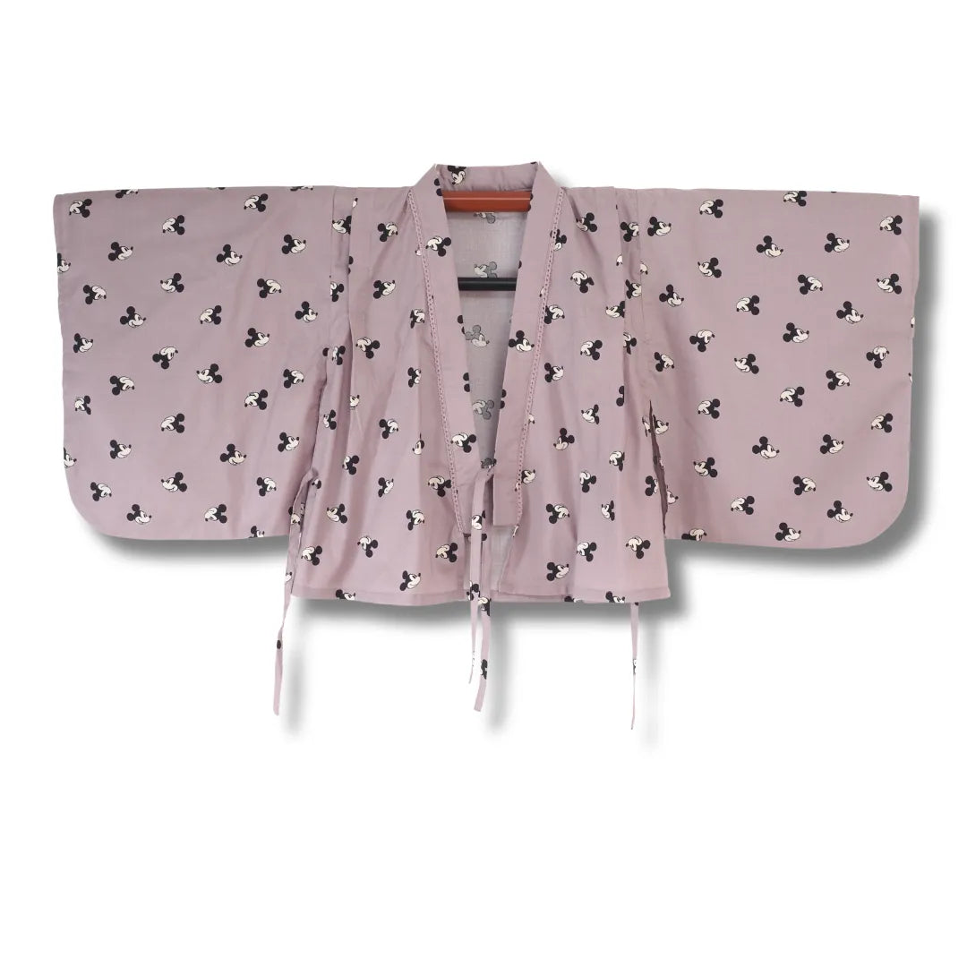 Jinbei-Jacke in Mauve mit Maus-Motiv und weißen Bindebändern, Frontansicht