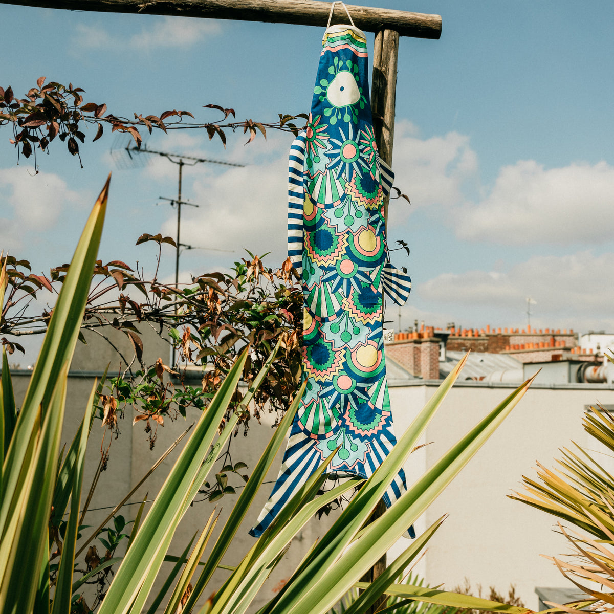 Koinobori Windsack tropisch blaue Blumen auf Dachterrasse #farbe_tropisch