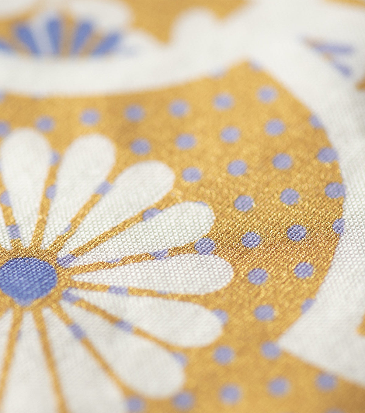 Weiße Blume auf gelben Stoff von einem Koinobori #farbe_Gold und Blau