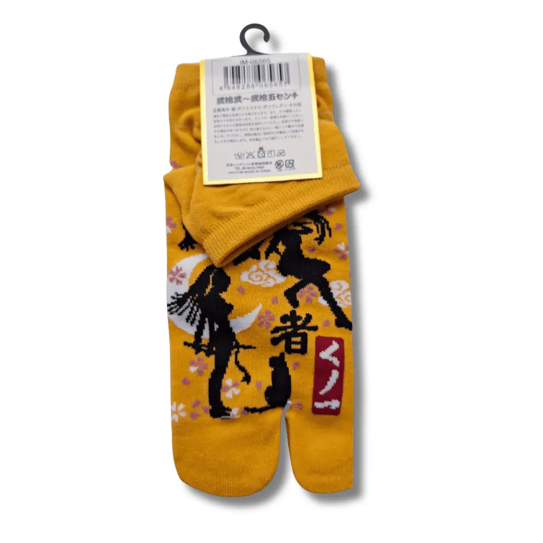 Gelbes Paar kurze japanische Tabi Sneaker-Socken mit schwarzem Kunoichi-Ninja-Frauensilhouette-Druck, Kirschblüten und Shuriken. #farbe_Gelb