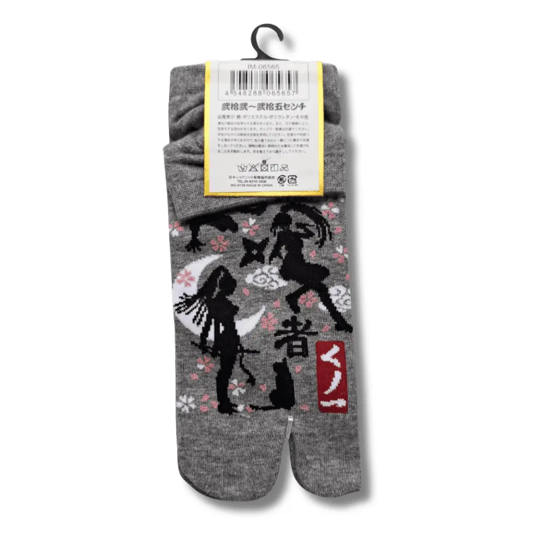 Graues Paar kurze japanische Tabi Sneaker-Socken mit schwarzem Kunoichi-Ninja-Frauensilhouette-Druck, Kirschblüten und Shuriken. #farbe_Grau
